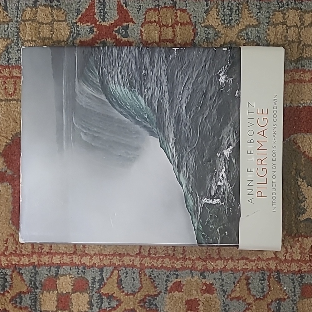 ANNIE LEIBOVITZ PILGRIMAGE AUTOGRAPH SIGNED PHOTOGRAPHY BOOK